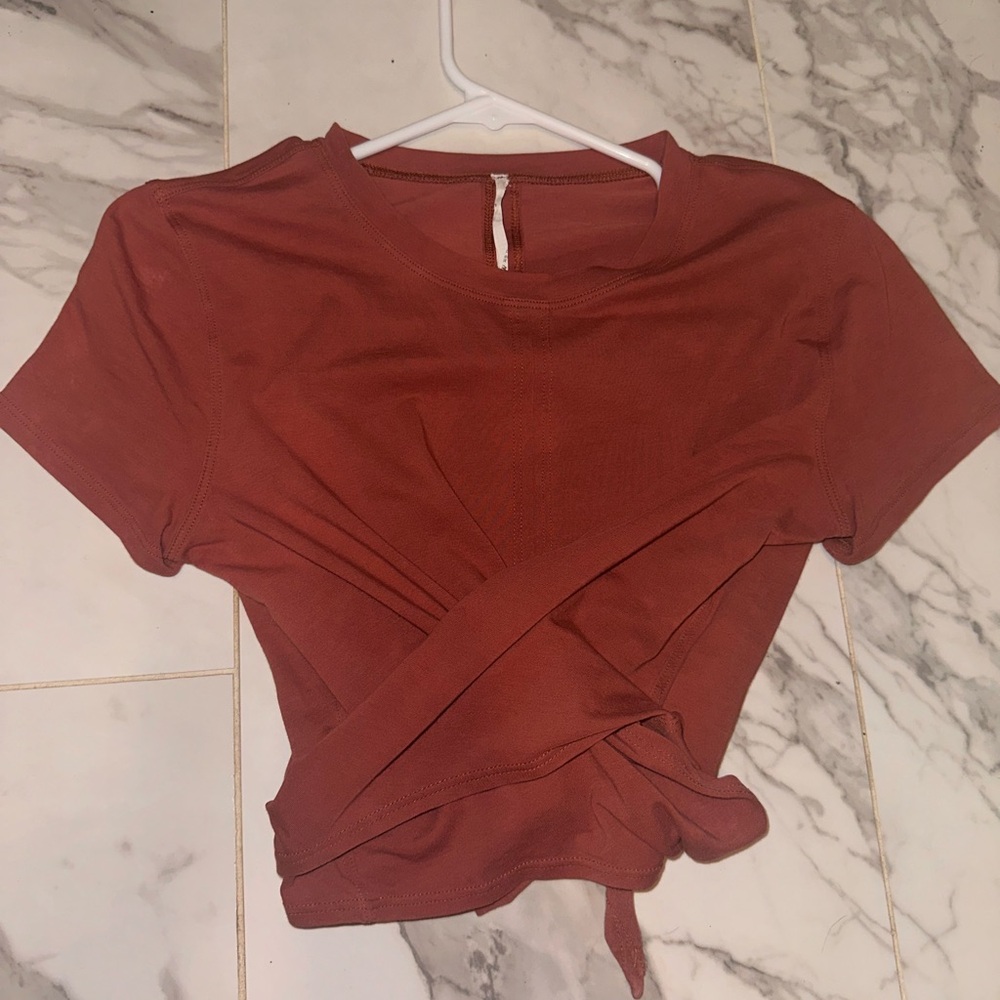 Lululemon cropped wrapped around tee. Ties in the back. Size 2